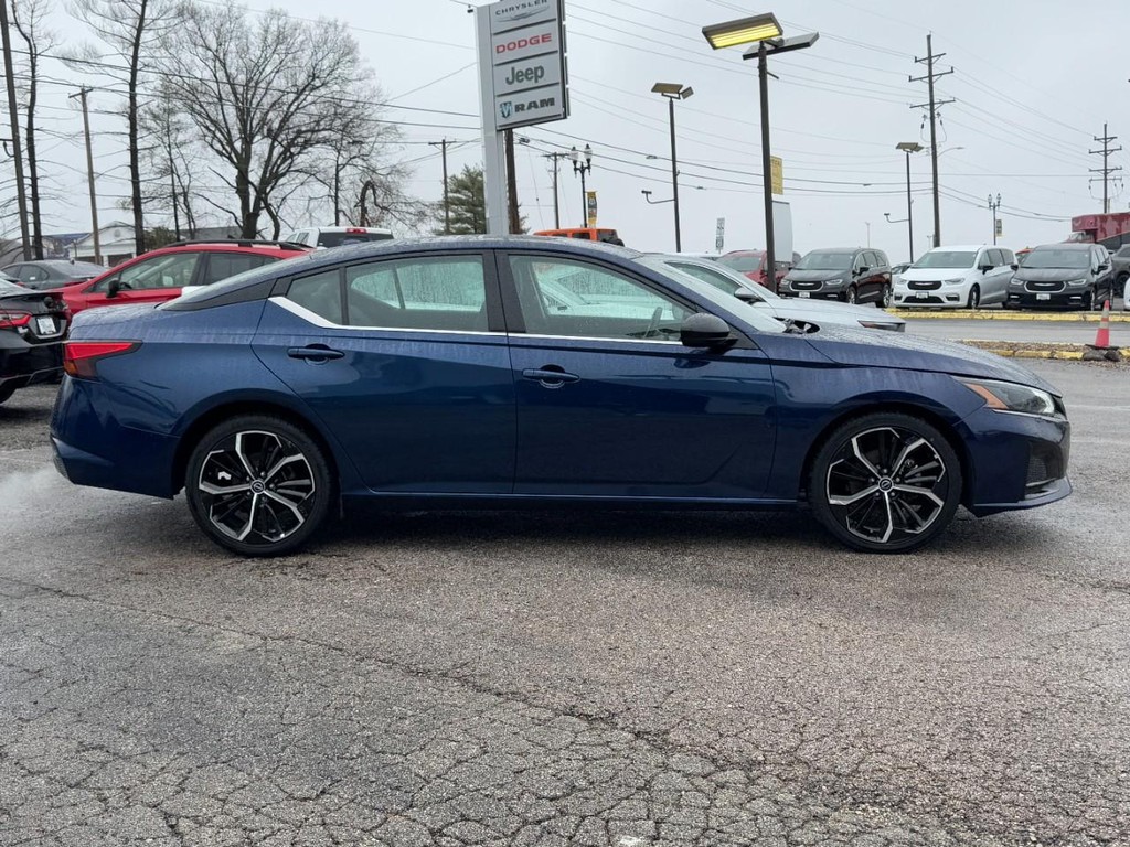 Nissan Altima Vehicle Full-screen Gallery Image 02