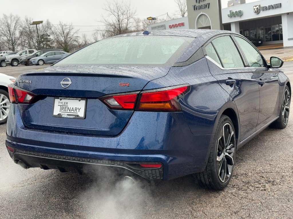 Nissan Altima Vehicle Full-screen Gallery Image 03