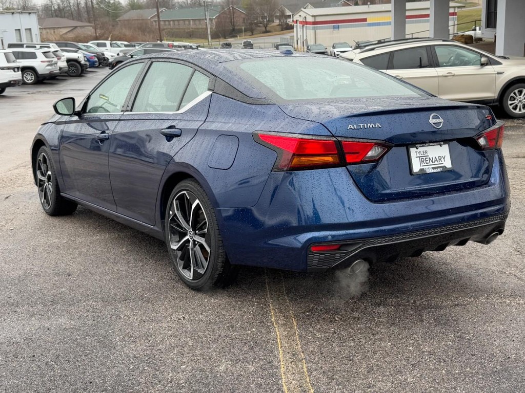 Nissan Altima Vehicle Full-screen Gallery Image 04