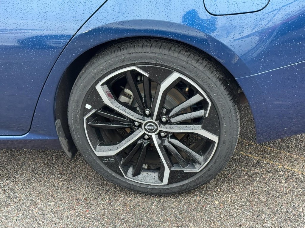 Nissan Altima Vehicle Full-screen Gallery Image 05