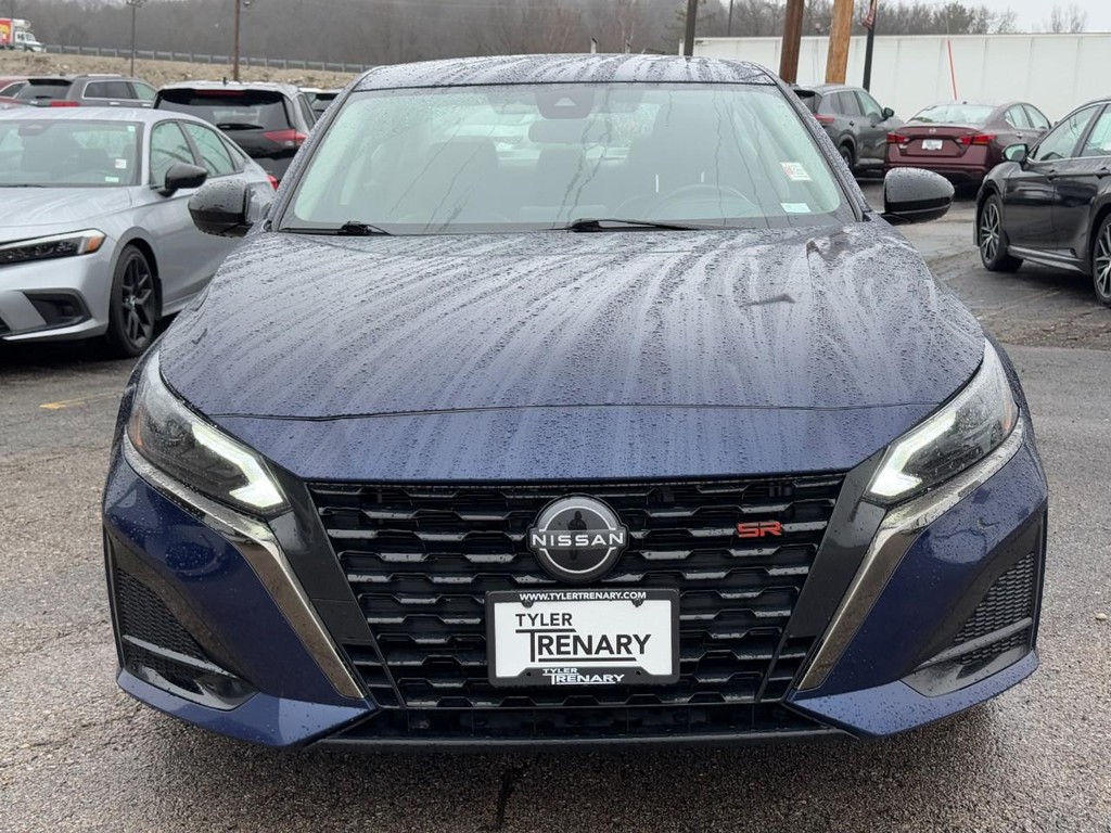 Nissan Altima Vehicle Full-screen Gallery Image 07