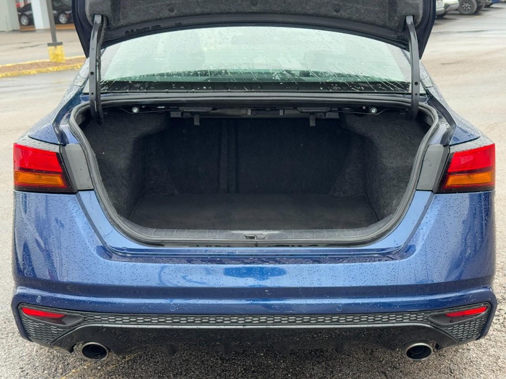 Nissan Altima Vehicle Full-screen Gallery Image 09