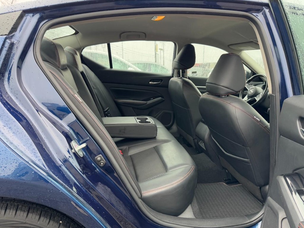 Nissan Altima Vehicle Full-screen Gallery Image 10