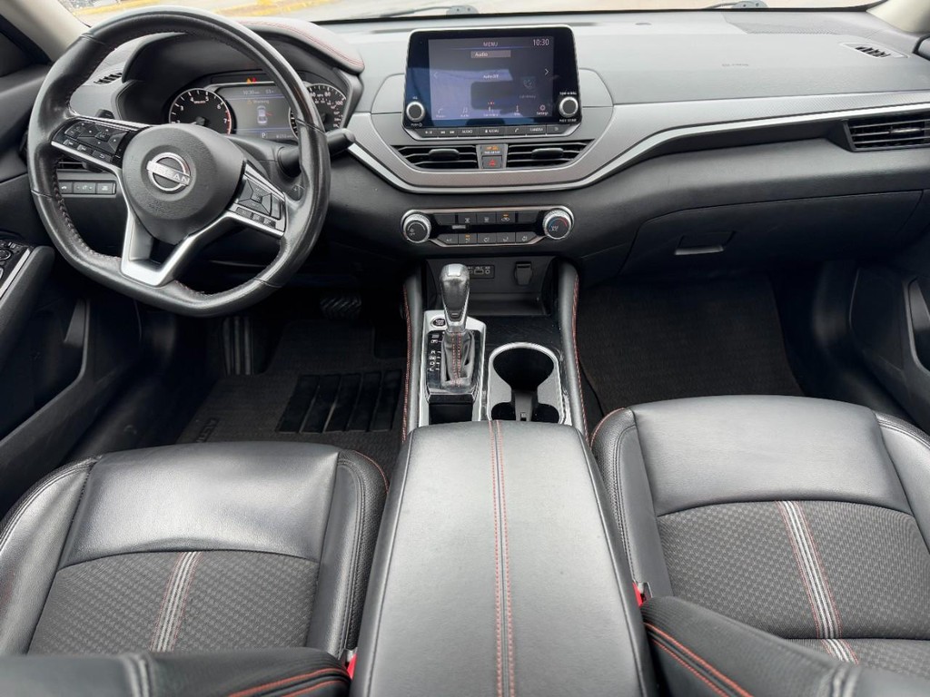 Nissan Altima Vehicle Full-screen Gallery Image 11