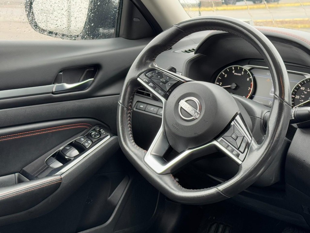 Nissan Altima Vehicle Full-screen Gallery Image 12