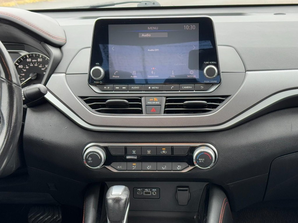 Nissan Altima Vehicle Full-screen Gallery Image 13