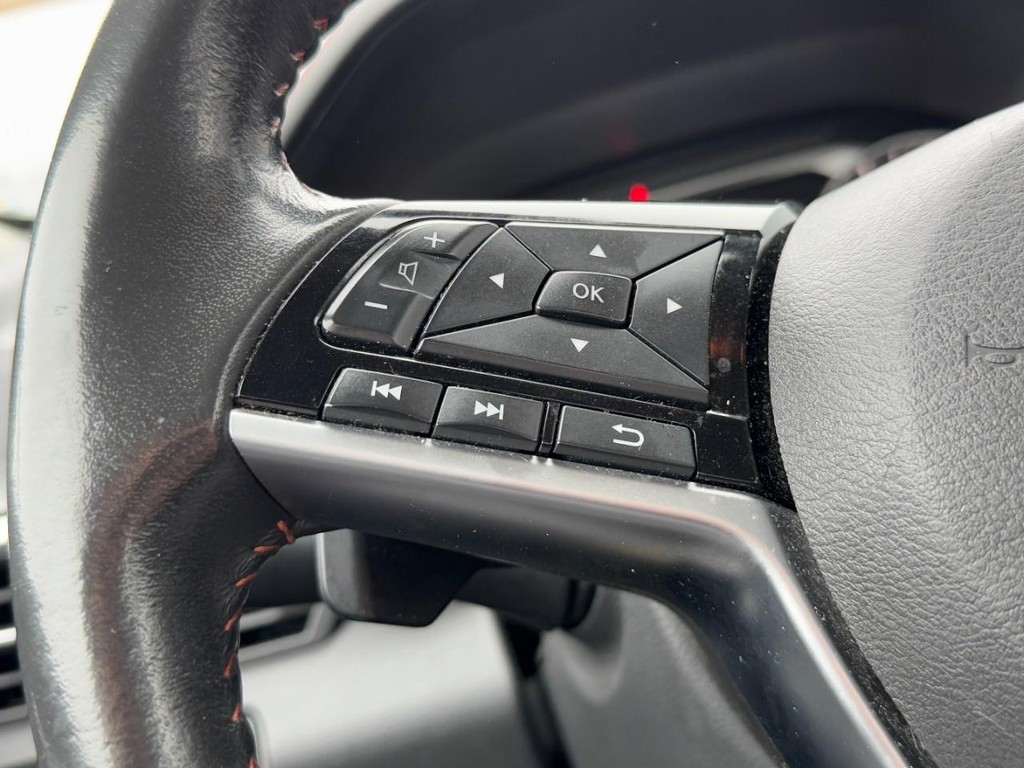 Nissan Altima Vehicle Full-screen Gallery Image 16