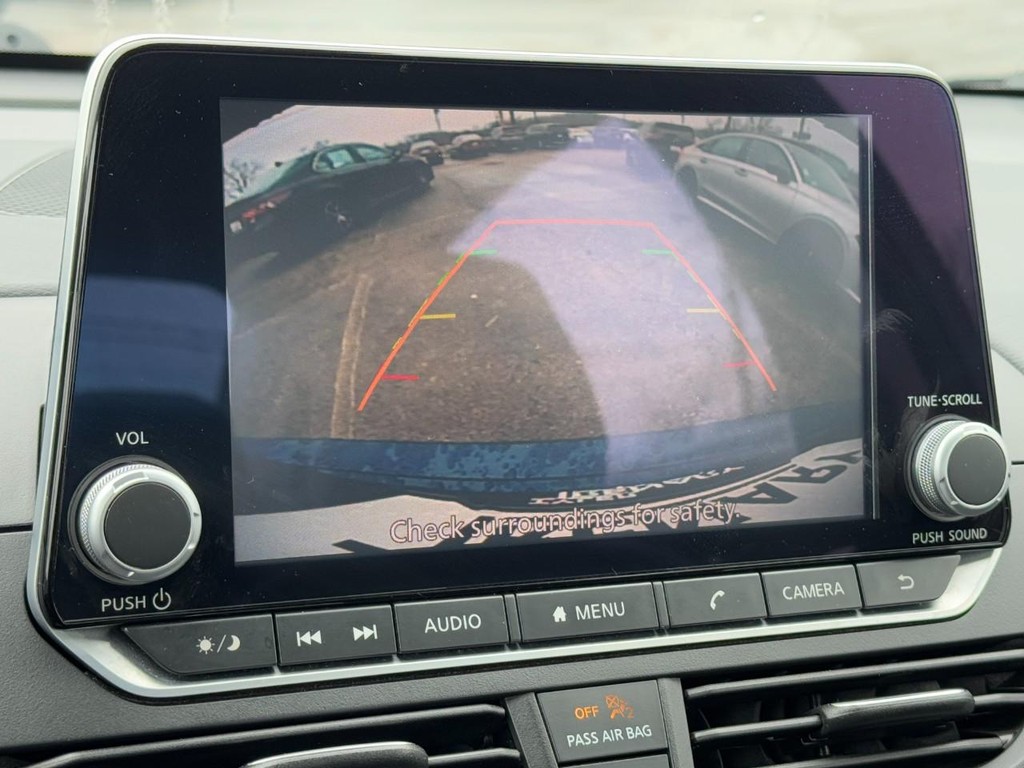 Nissan Altima Vehicle Full-screen Gallery Image 19