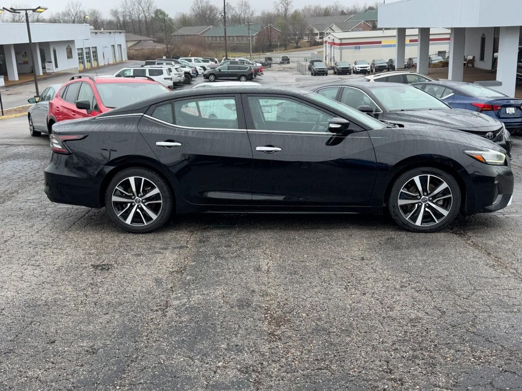 Nissan Maxima Vehicle Full-screen Gallery Image 02