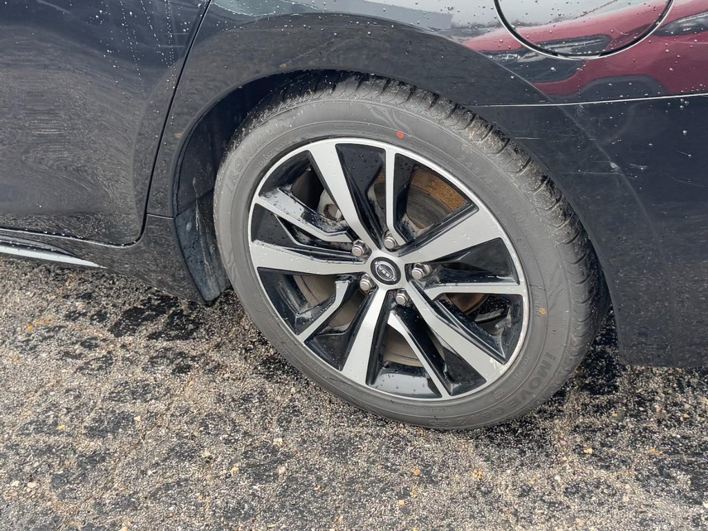 Nissan Maxima Vehicle Full-screen Gallery Image 05