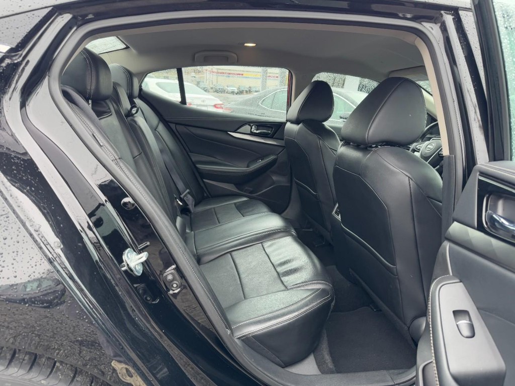 Nissan Maxima Vehicle Full-screen Gallery Image 10