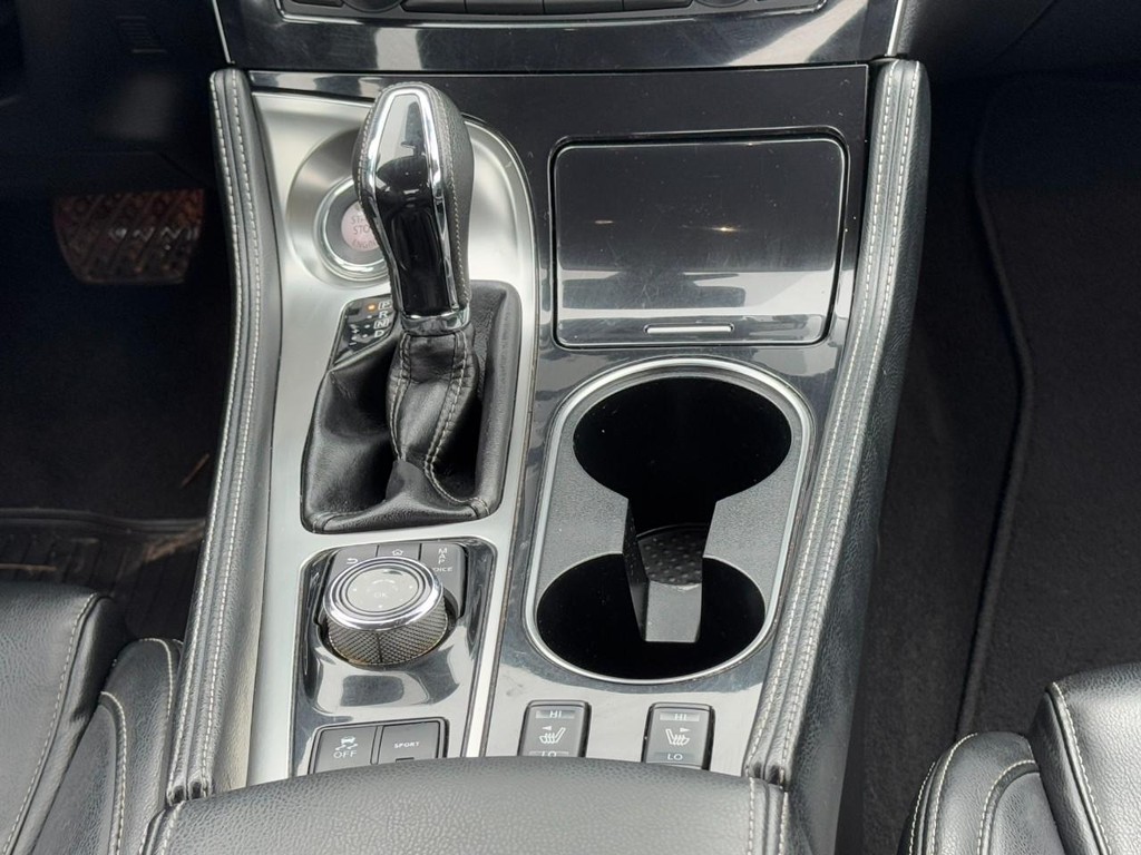 Nissan Maxima Vehicle Full-screen Gallery Image 14