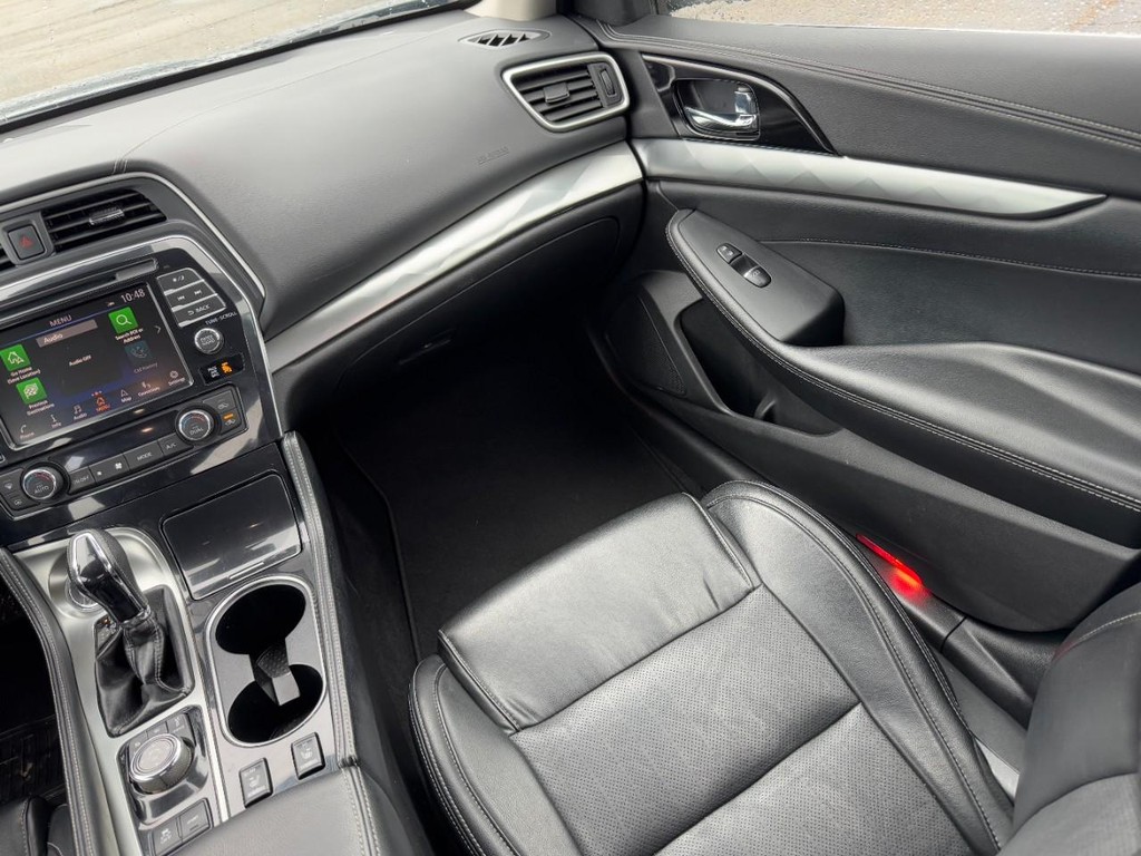 Nissan Maxima Vehicle Full-screen Gallery Image 15