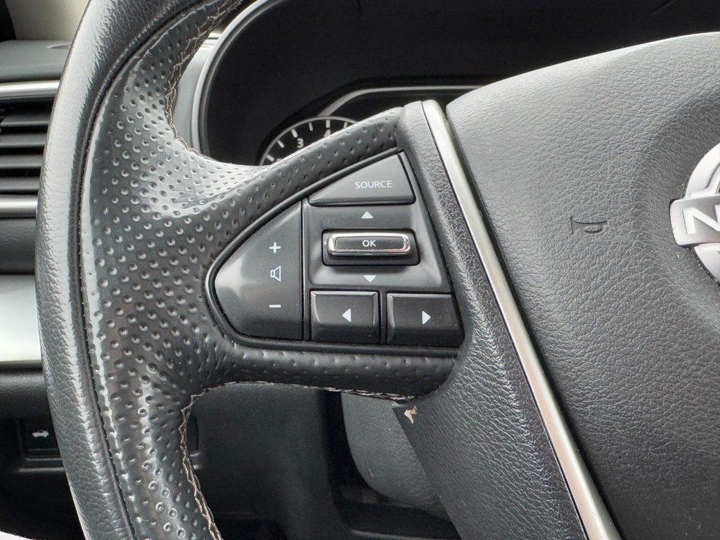 Nissan Maxima Vehicle Full-screen Gallery Image 16