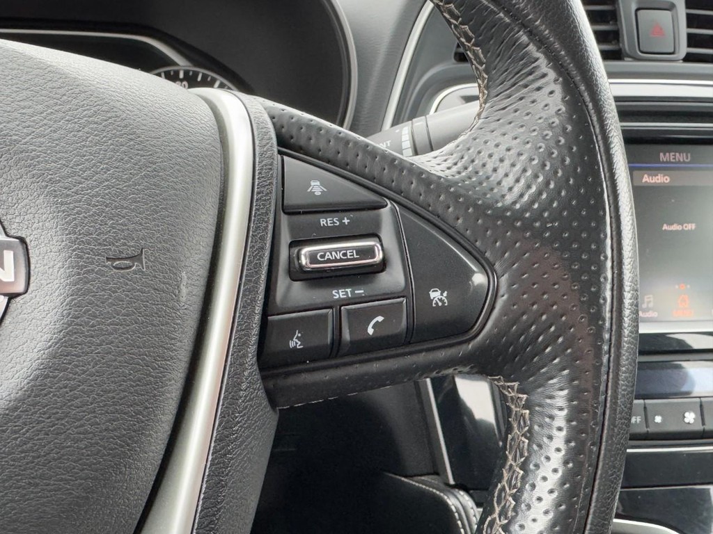 Nissan Maxima Vehicle Full-screen Gallery Image 17