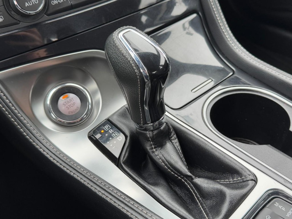 Nissan Maxima Vehicle Full-screen Gallery Image 20