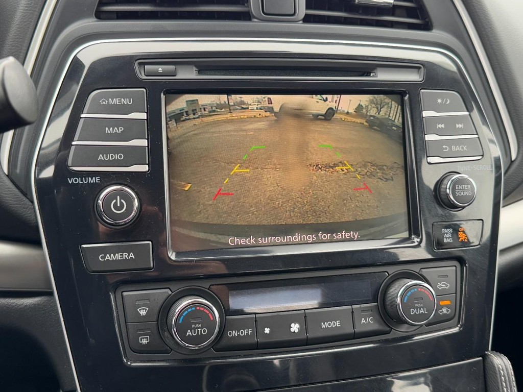 Nissan Maxima Vehicle Full-screen Gallery Image 22