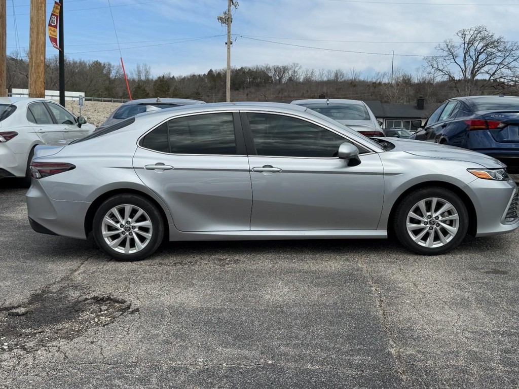 Toyota Camry Vehicle Full-screen Gallery Image 02