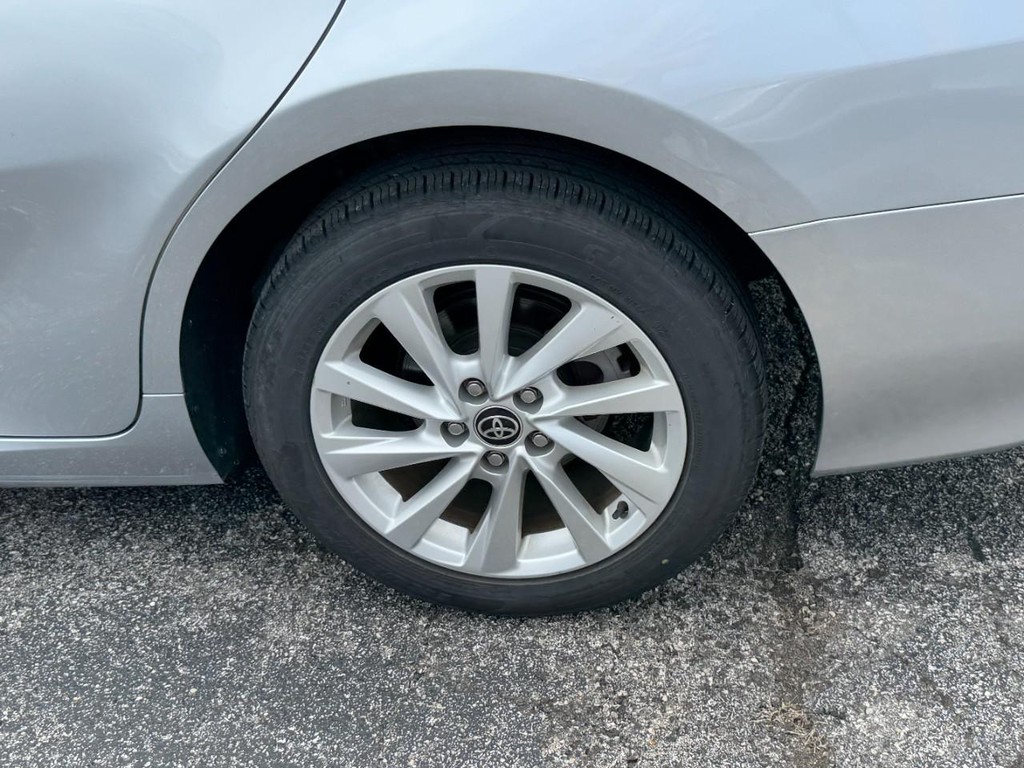 Toyota Camry Vehicle Full-screen Gallery Image 05