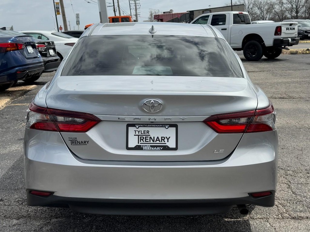 Toyota Camry Vehicle Full-screen Gallery Image 08