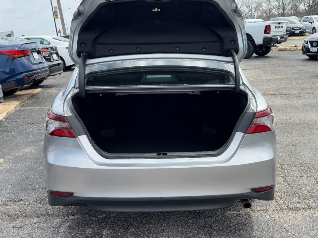 Toyota Camry Vehicle Full-screen Gallery Image 09