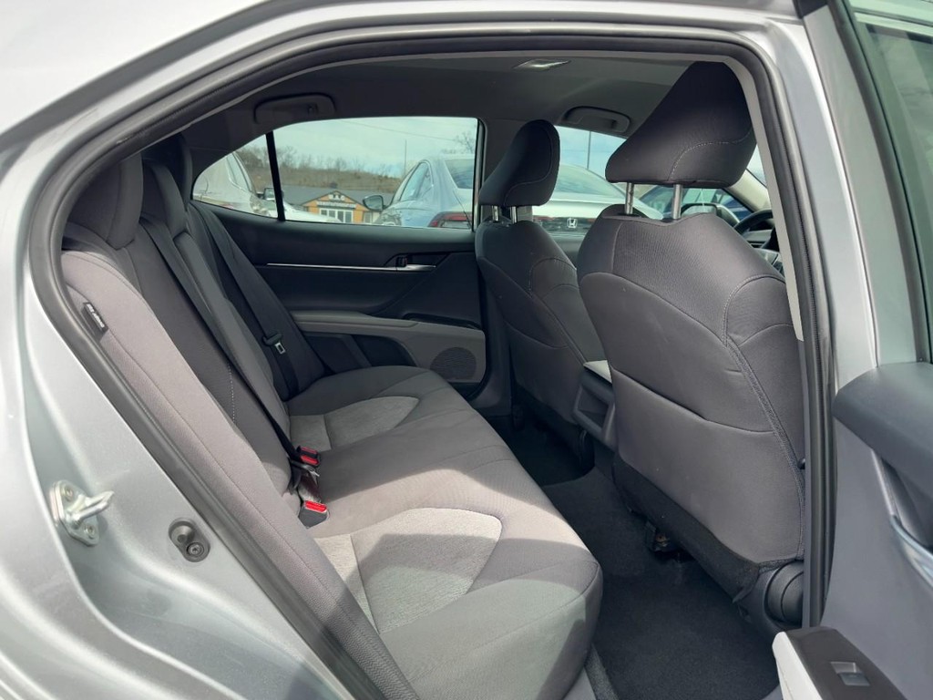 Toyota Camry Vehicle Full-screen Gallery Image 10