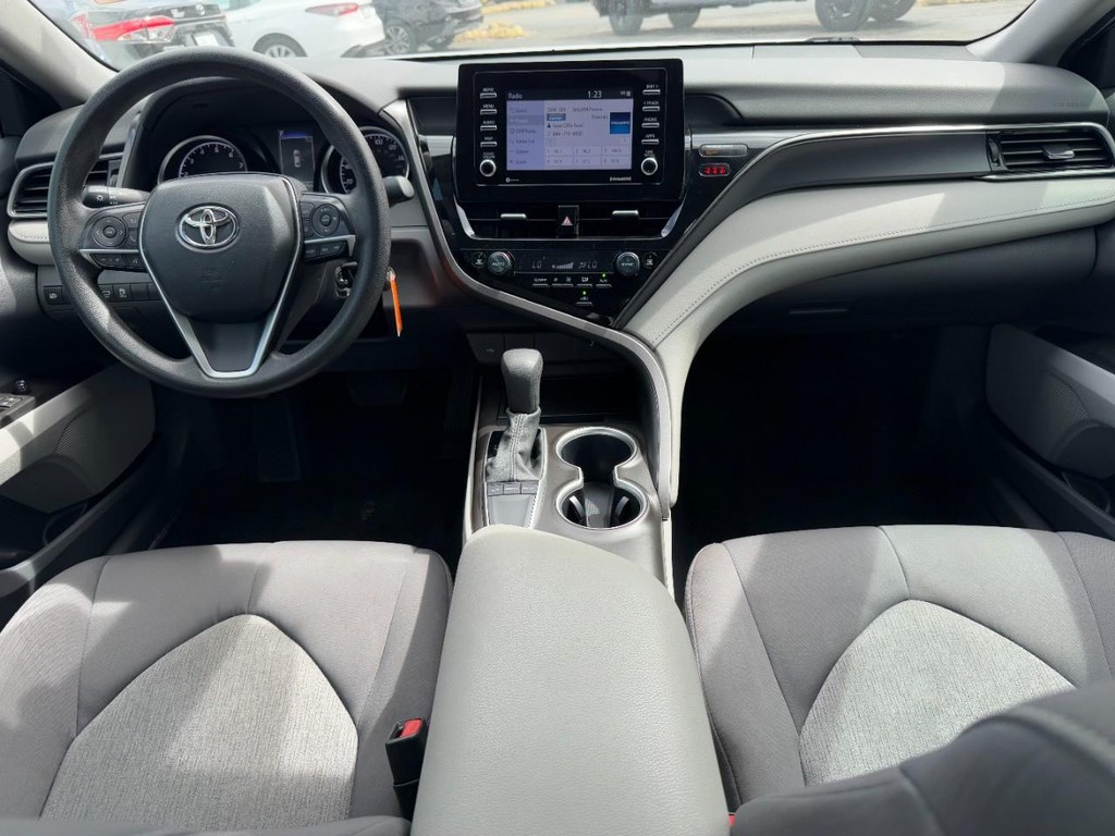 Toyota Camry Vehicle Full-screen Gallery Image 11