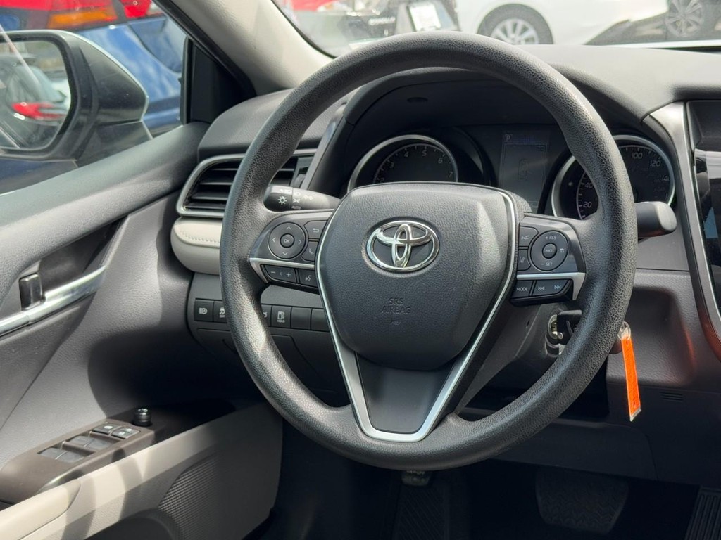 Toyota Camry Vehicle Full-screen Gallery Image 12