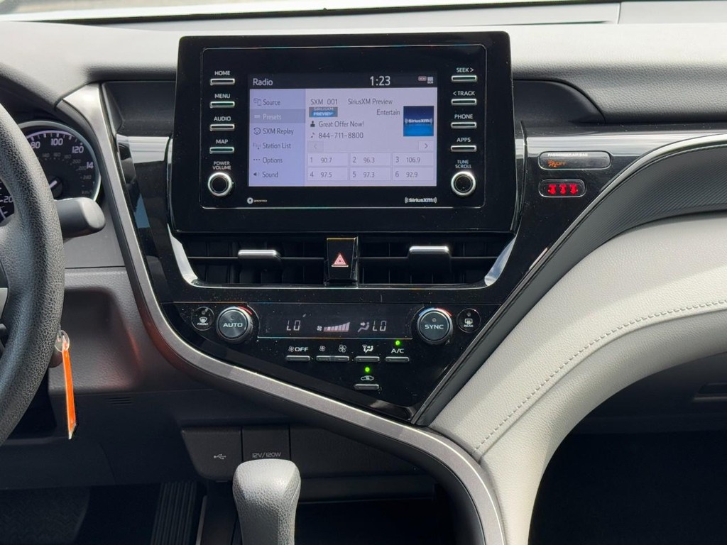 Toyota Camry Vehicle Full-screen Gallery Image 13