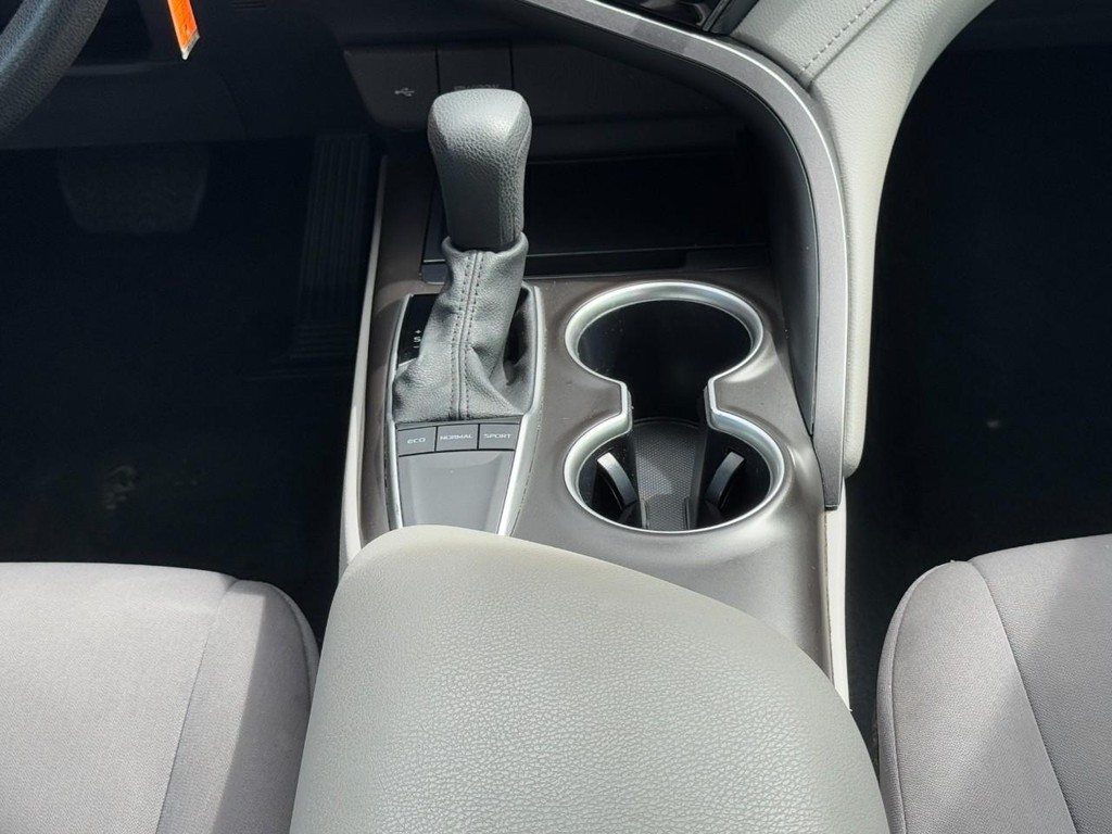 Toyota Camry Vehicle Full-screen Gallery Image 14