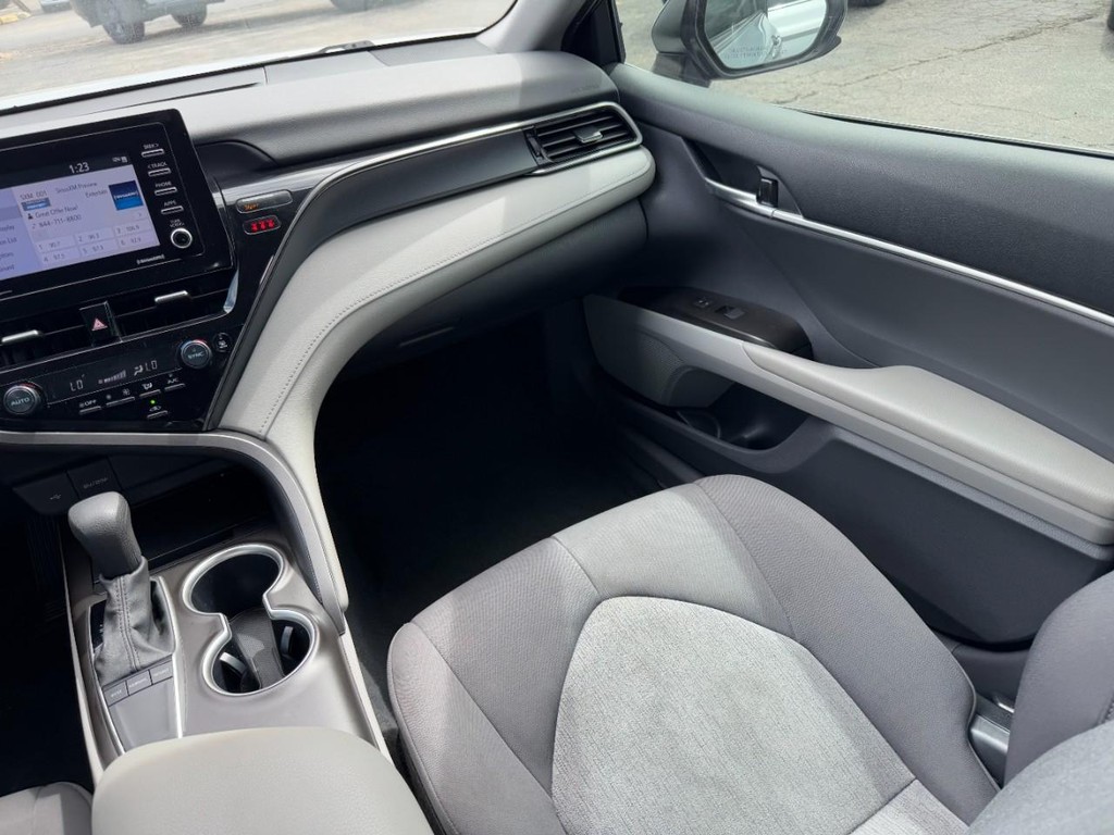 Toyota Camry Vehicle Full-screen Gallery Image 15