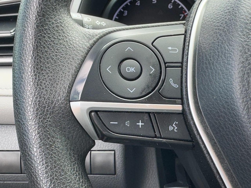 Toyota Camry Vehicle Full-screen Gallery Image 16