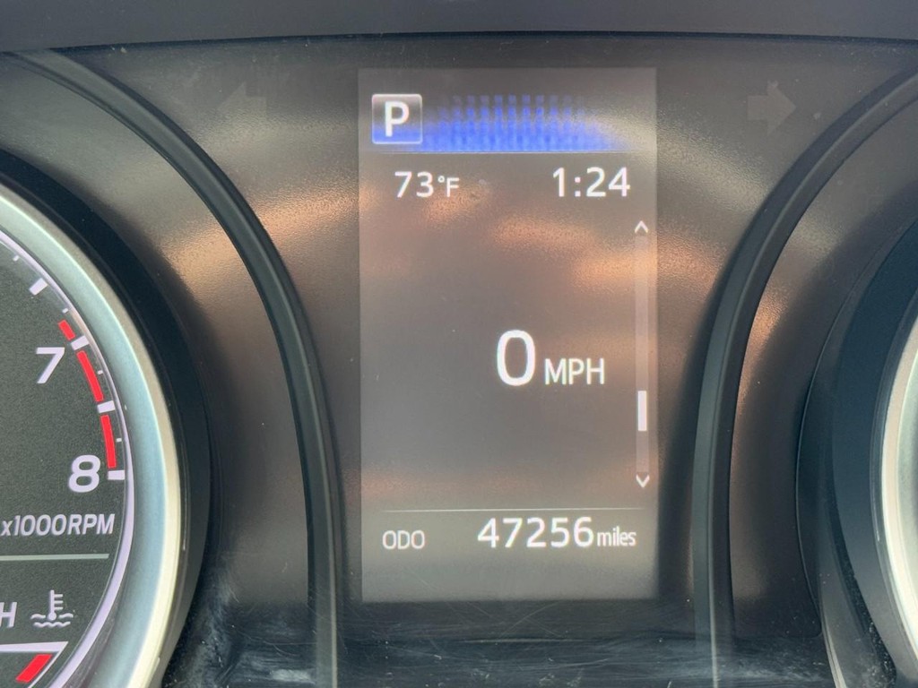 Toyota Camry Vehicle Full-screen Gallery Image 18