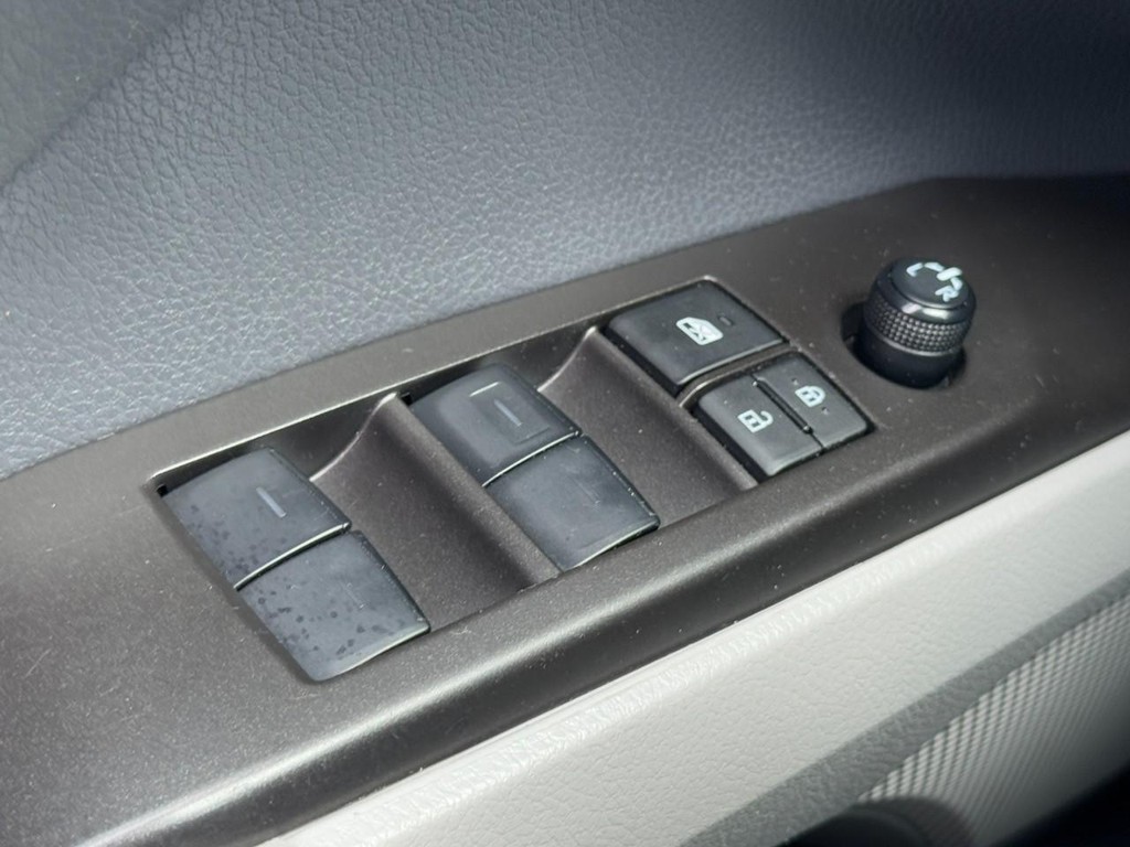 Toyota Camry Vehicle Full-screen Gallery Image 21