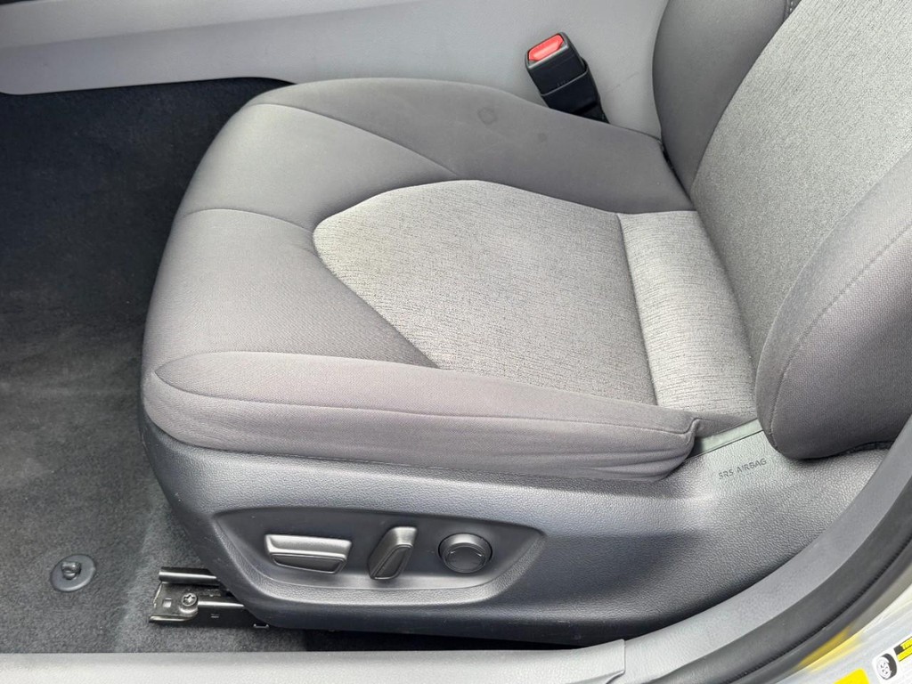 Toyota Camry Vehicle Full-screen Gallery Image 22