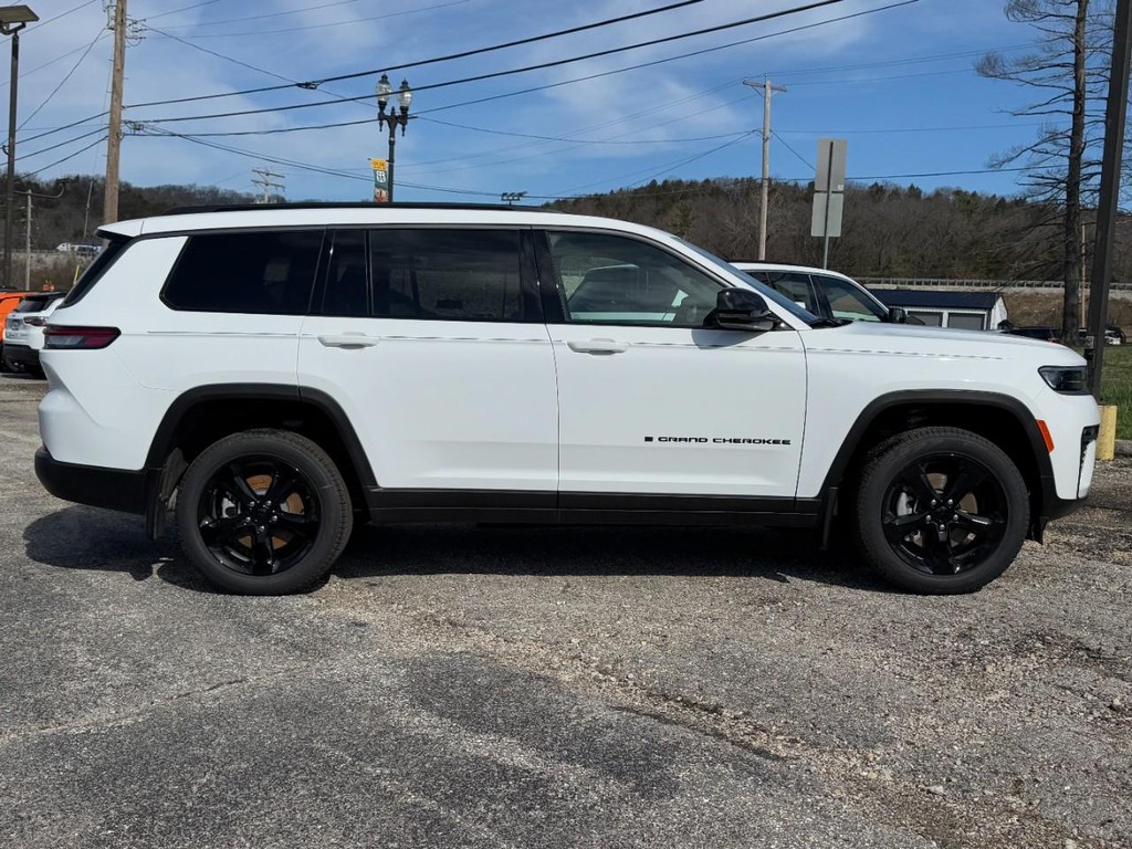 Jeep Grand Cherokee L Vehicle Full-screen Gallery Image 02
