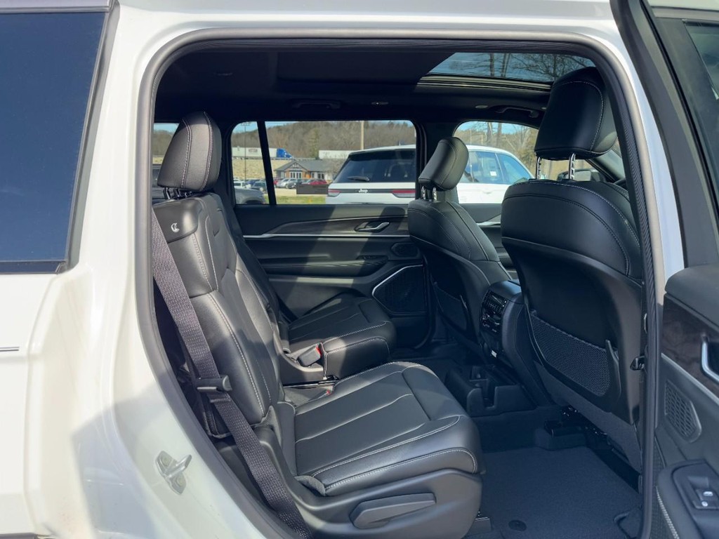 Jeep Grand Cherokee L Vehicle Full-screen Gallery Image 05