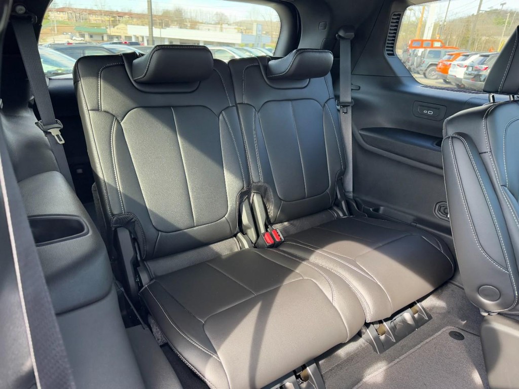 Jeep Grand Cherokee L Vehicle Full-screen Gallery Image 06