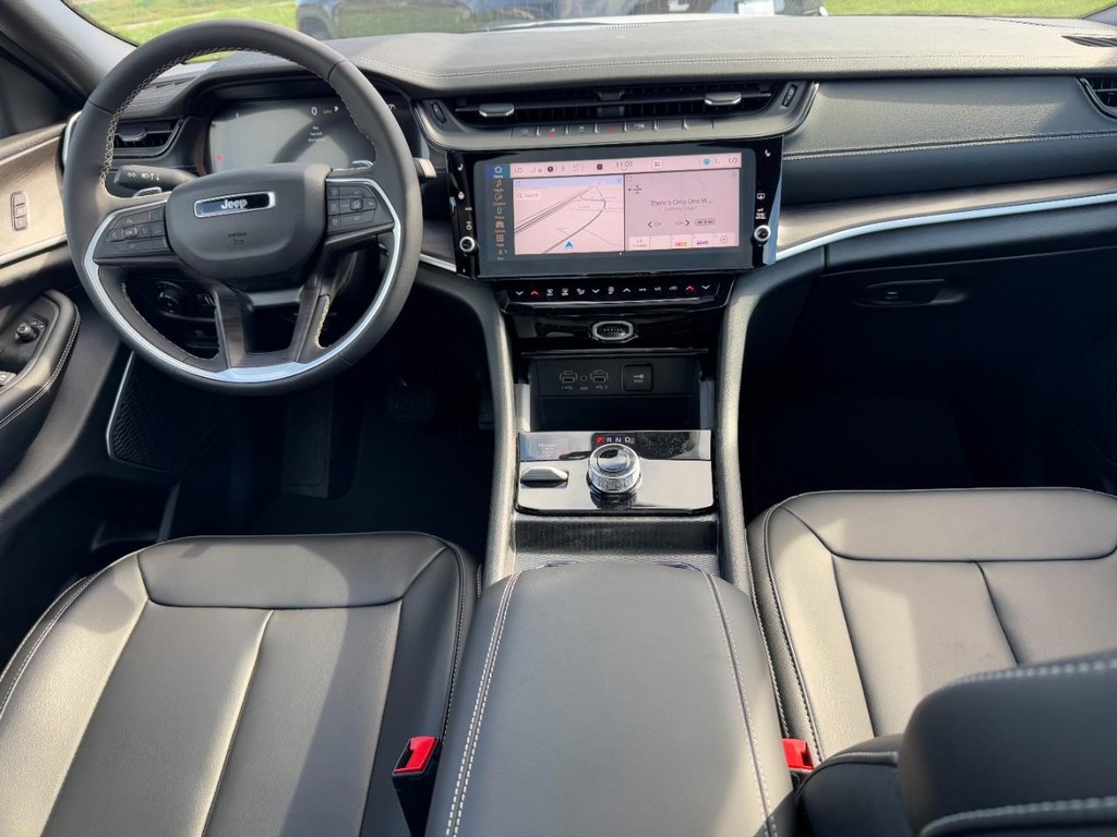 Jeep Grand Cherokee L Vehicle Full-screen Gallery Image 07