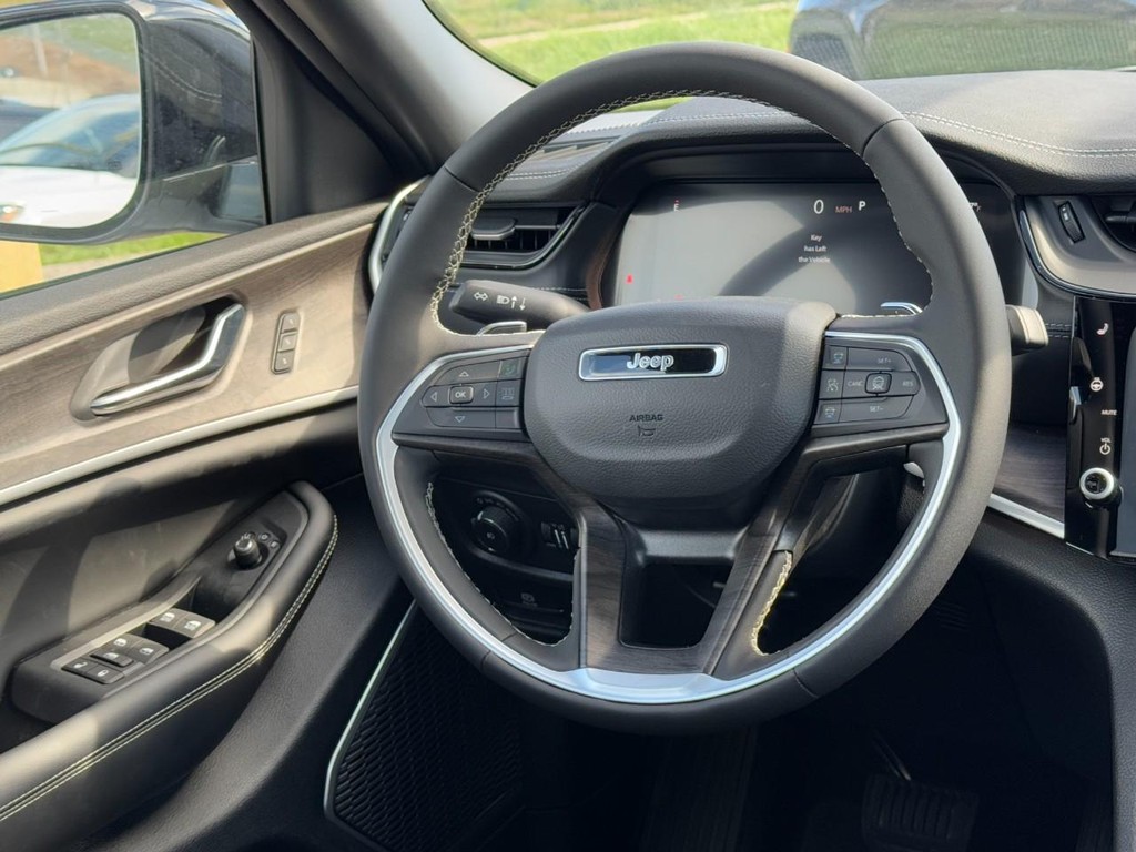 Jeep Grand Cherokee L Vehicle Full-screen Gallery Image 08