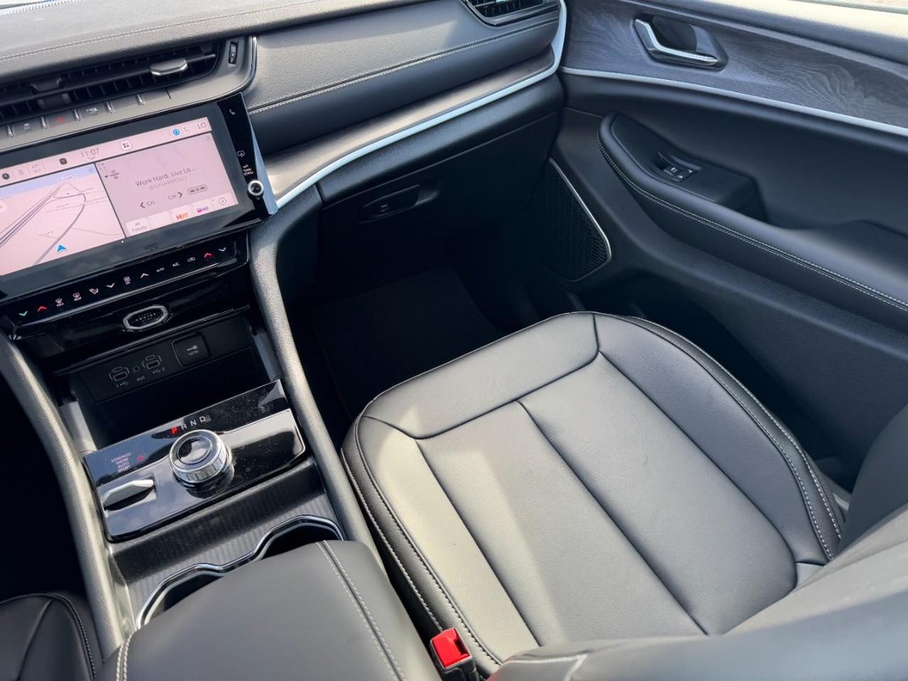 Jeep Grand Cherokee L Vehicle Full-screen Gallery Image 11