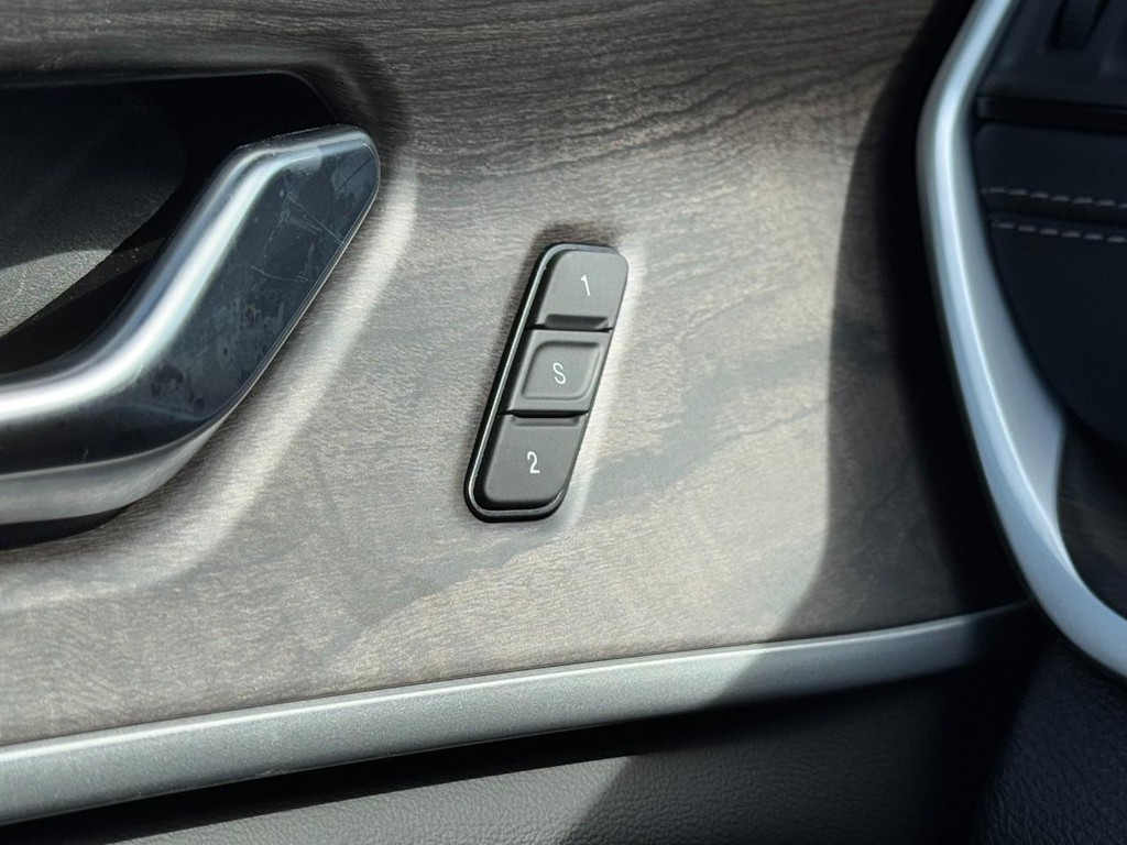 Jeep Grand Cherokee L Vehicle Full-screen Gallery Image 12