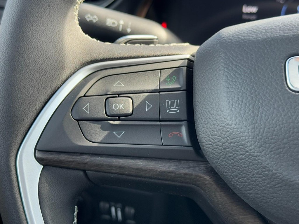 Jeep Grand Cherokee L Vehicle Full-screen Gallery Image 13