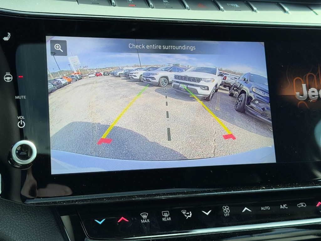 Jeep Grand Cherokee L Vehicle Full-screen Gallery Image 17