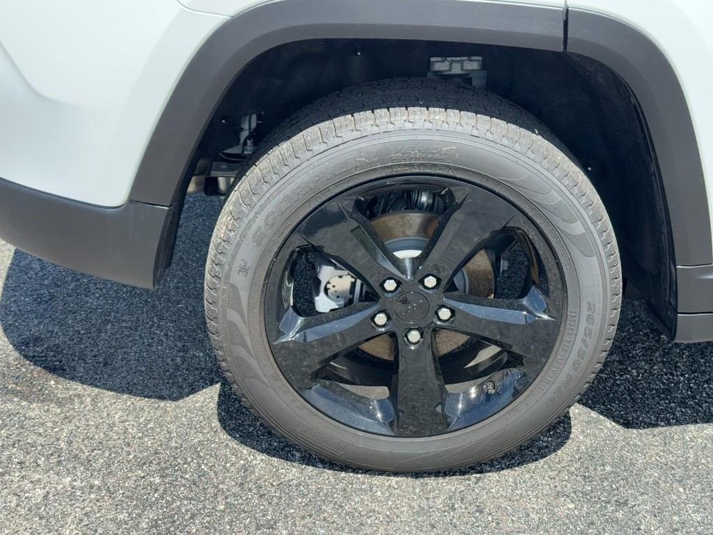 Jeep Grand Cherokee Vehicle Full-screen Gallery Image 05