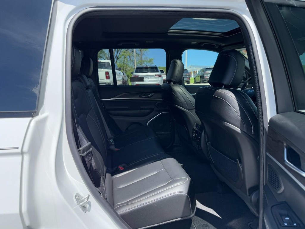 Jeep Grand Cherokee Vehicle Full-screen Gallery Image 06
