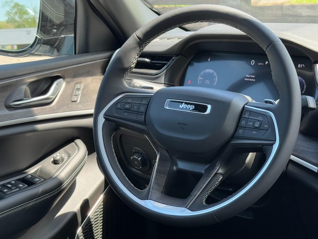 Jeep Grand Cherokee Vehicle Full-screen Gallery Image 09