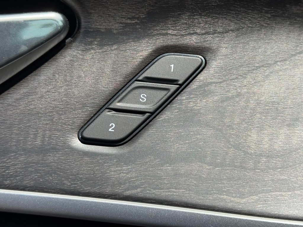 Jeep Grand Cherokee Vehicle Full-screen Gallery Image 12