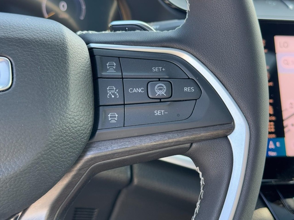 Jeep Grand Cherokee Vehicle Full-screen Gallery Image 14