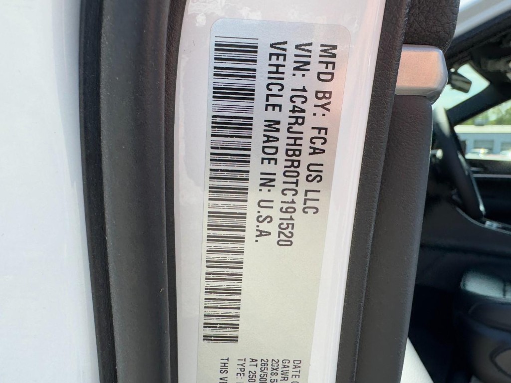 Jeep Grand Cherokee Vehicle Full-screen Gallery Image 18